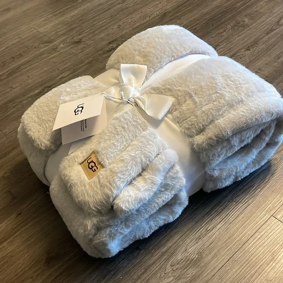 UGG Marcella Stone Throw Blanket NWT Faux Fur White Gray - Picture 9 of 10
